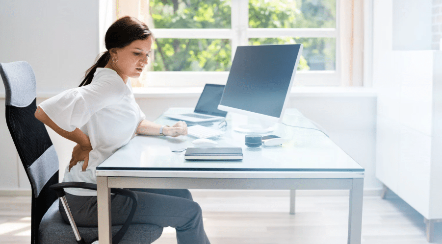 Dolor de espalda al estar mucho tiempo sentado: ¿Cómo prevenirlo?